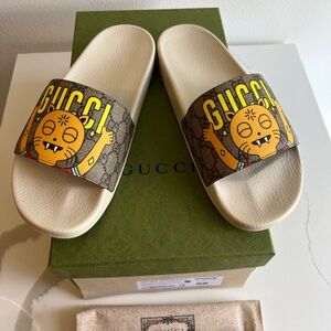 Gucci x Pablo Delcielo men's GG Supreme slides featuring a "funny cat" graphic.